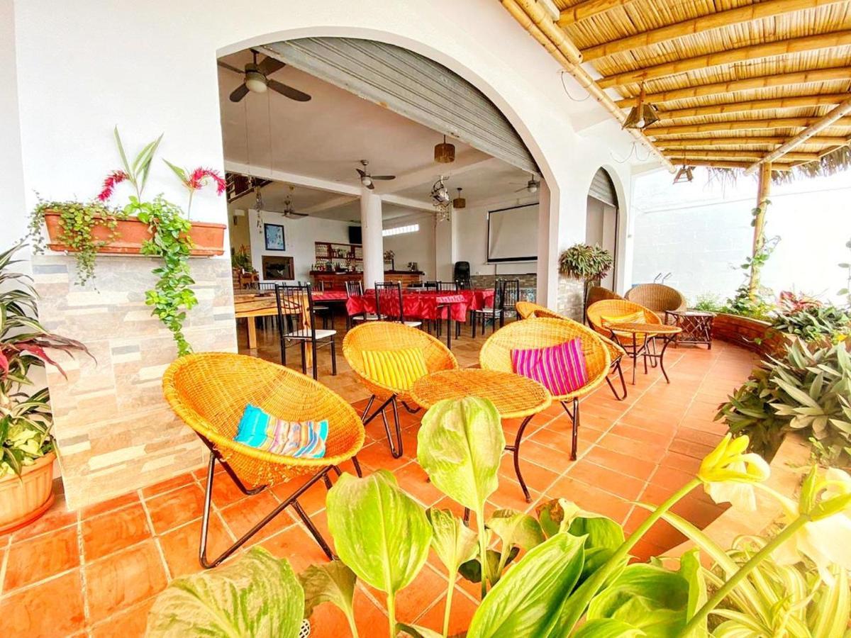 Whale House Hotel Puerto López エクステリア 写真