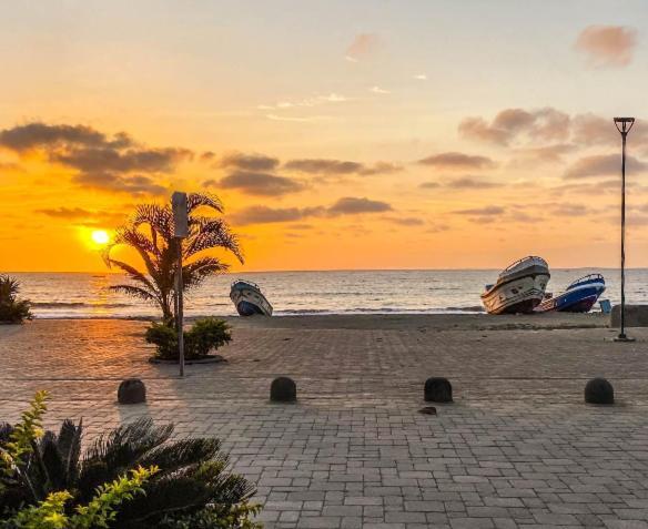 Whale House Hotel Puerto López エクステリア 写真
