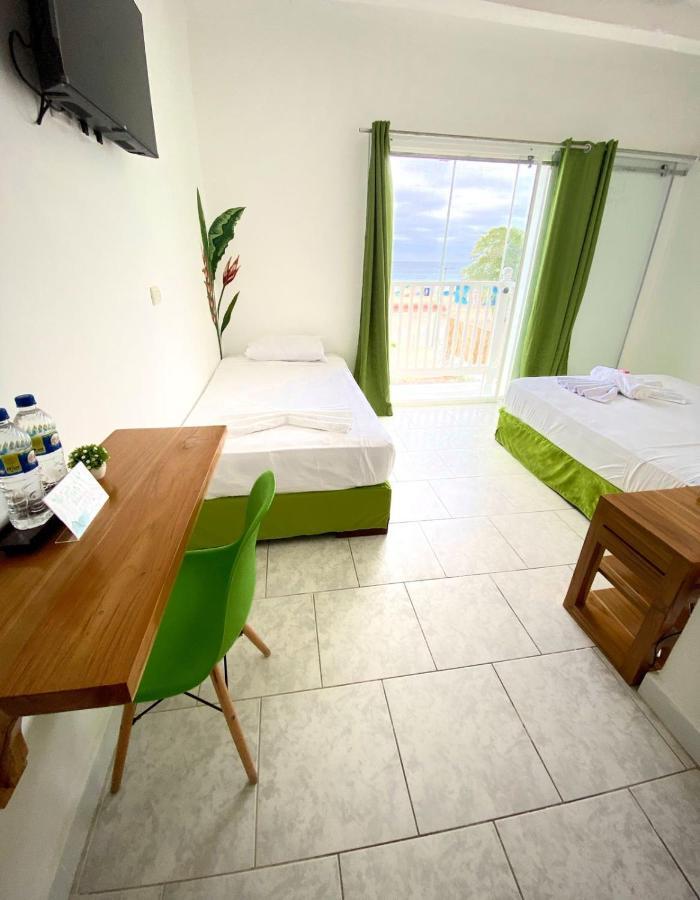 Whale House Hotel Puerto López エクステリア 写真