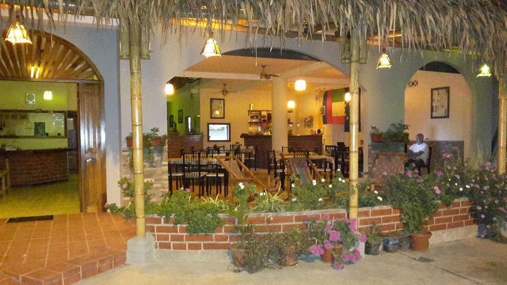 Whale House Hotel Puerto López エクステリア 写真